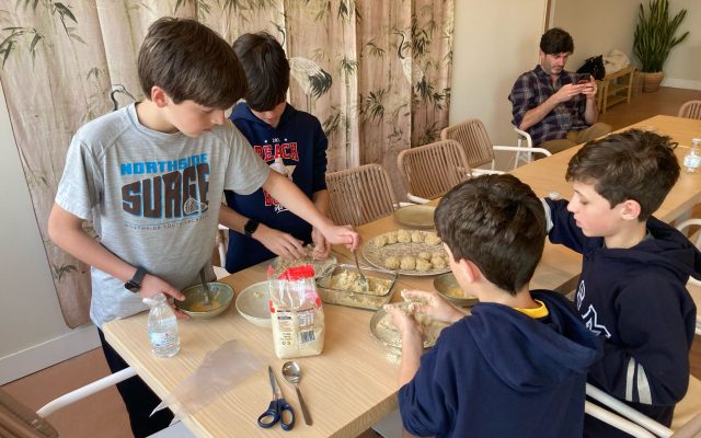 Niños haciendo croquetas