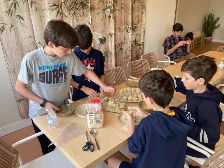 Niños haciendo croquetas