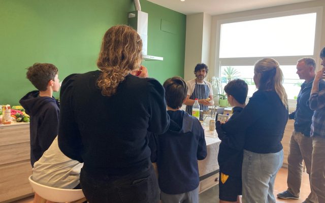 Jose explicando los secretos de la cocina española