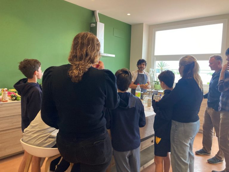 Jose explicando los secretos de la cocina española